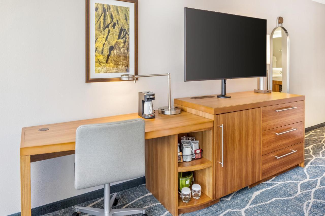 Zimmer mit Kingsize-Bett, Badewanne, Schlafsofa und Stadtblick - barrierefrei