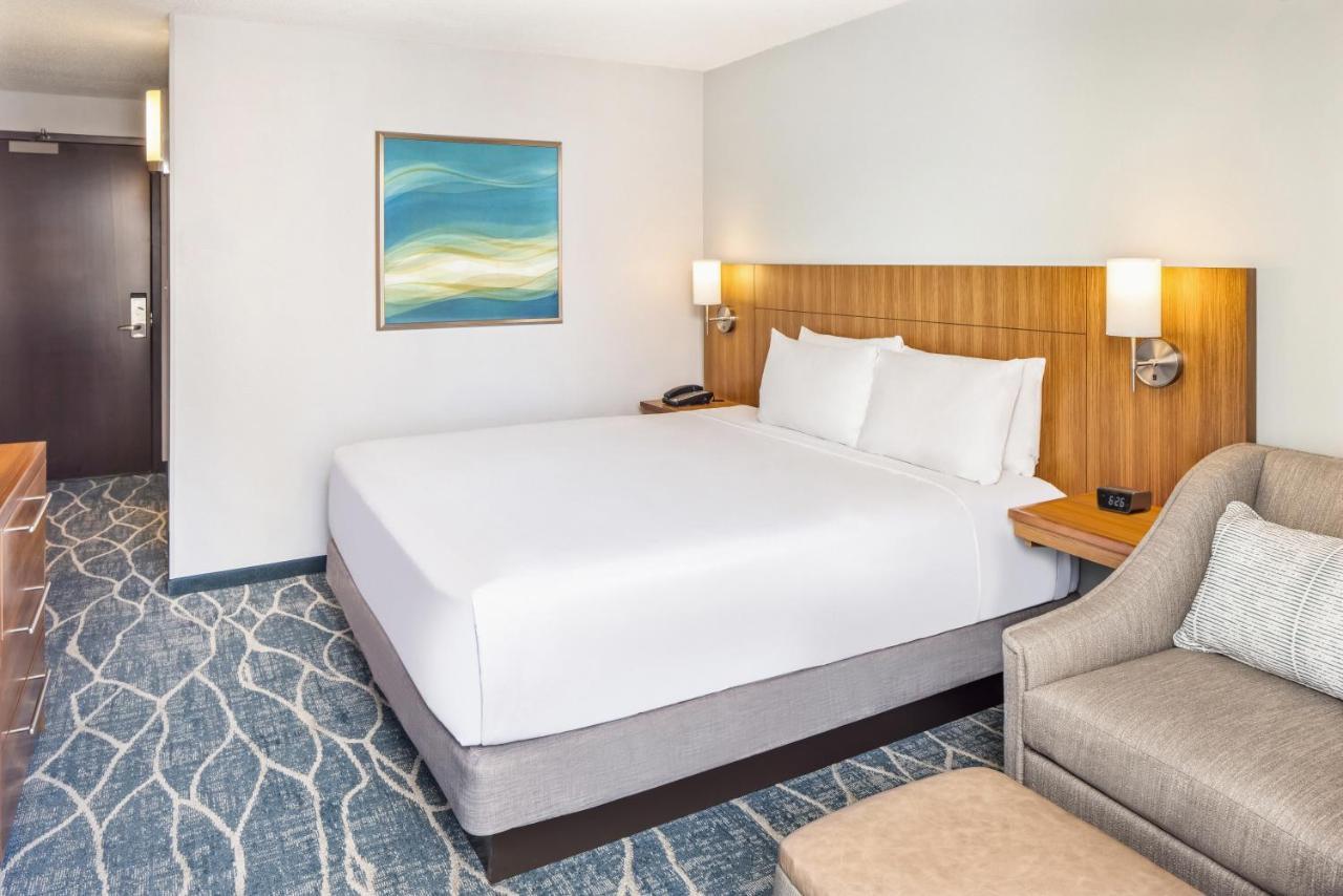 Deluxe Zimmer mit Kingsize-Bett, Schlafsofa und Stadtblick