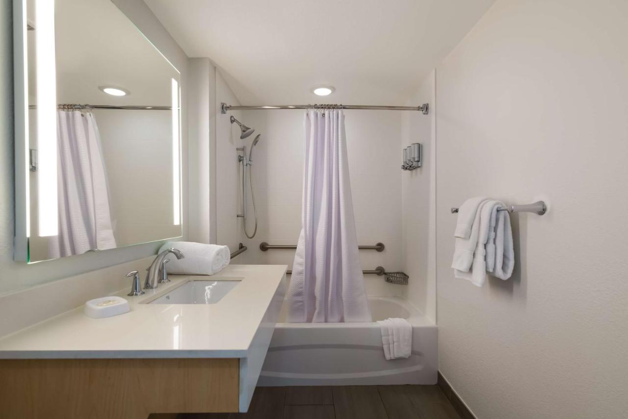 Suite mit 1 Schlafzimmer, 1 Kingsize-Bett und Blick auf den Innenhof