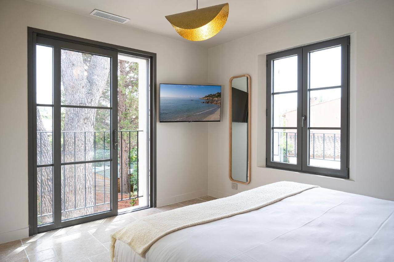 Zimmer mit Kingsize-Bett und Poolblick