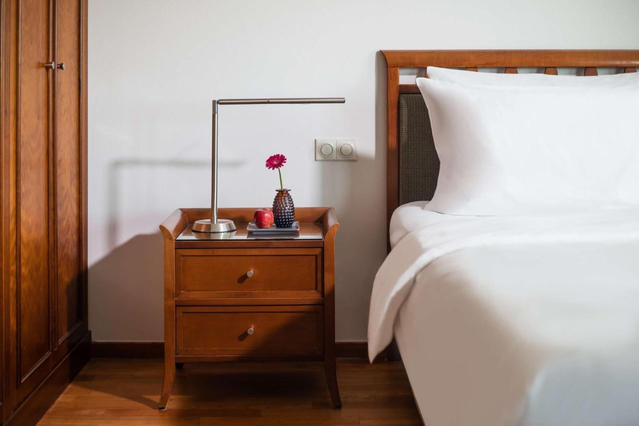Deluxe Zimmer mit Kingsize-Bett und Blick auf die Skyline