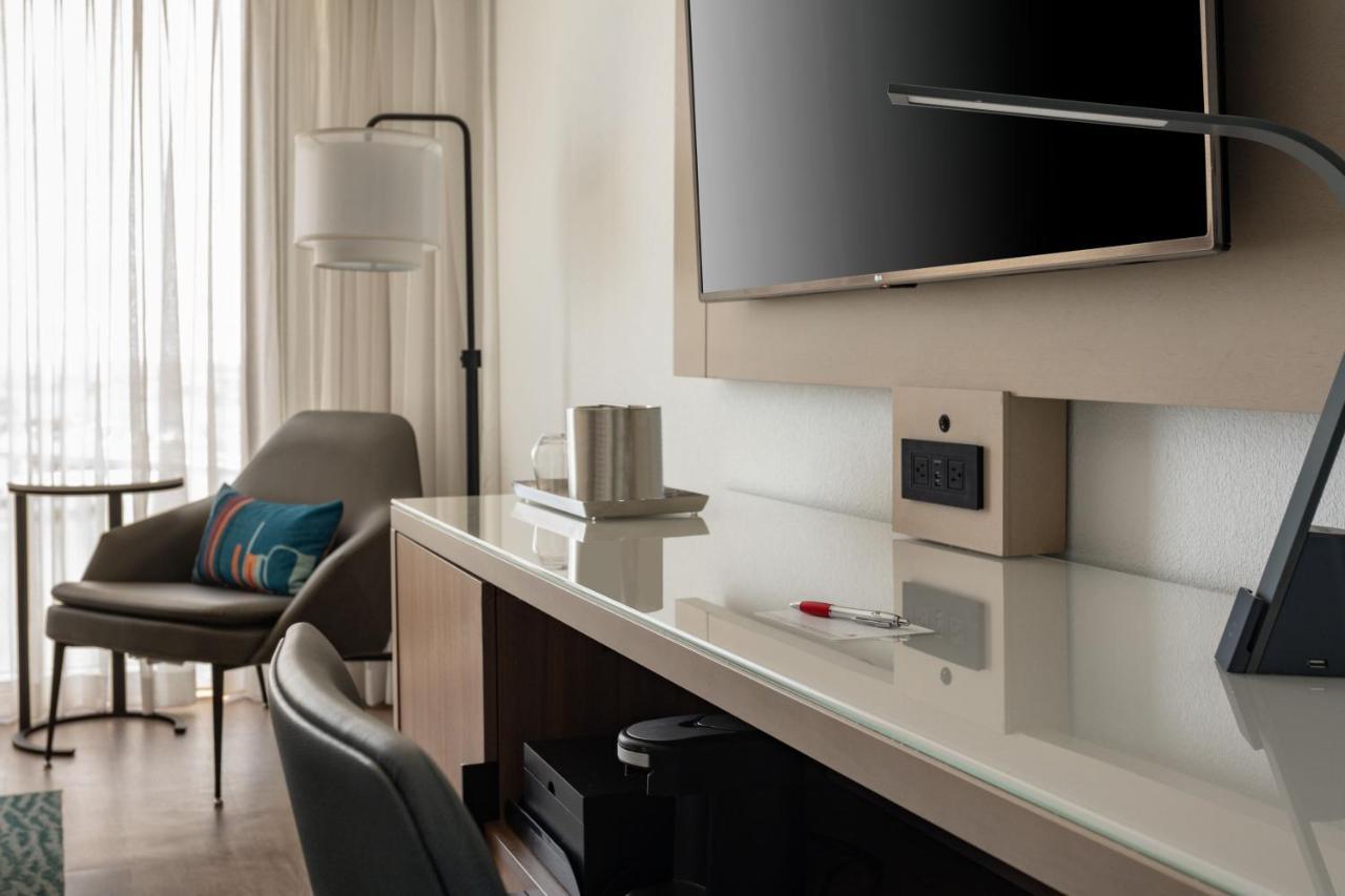 Zimmer mit 2 Queensize-Betten und Poolblick
