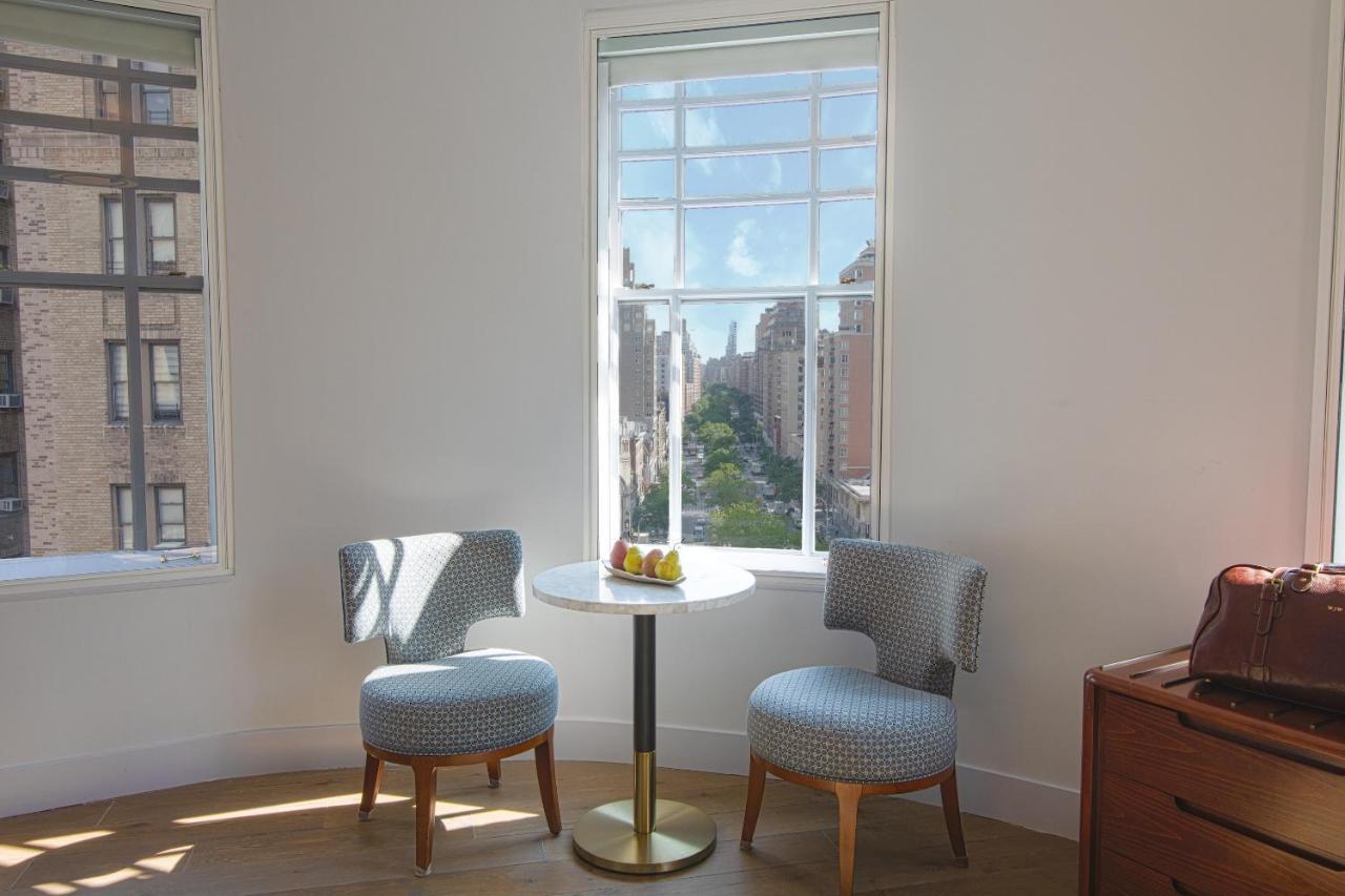 Verbindungszimmer mit 1 Kingsize-Bett und 2 Queensize-Betten und Blick auf den Broadway