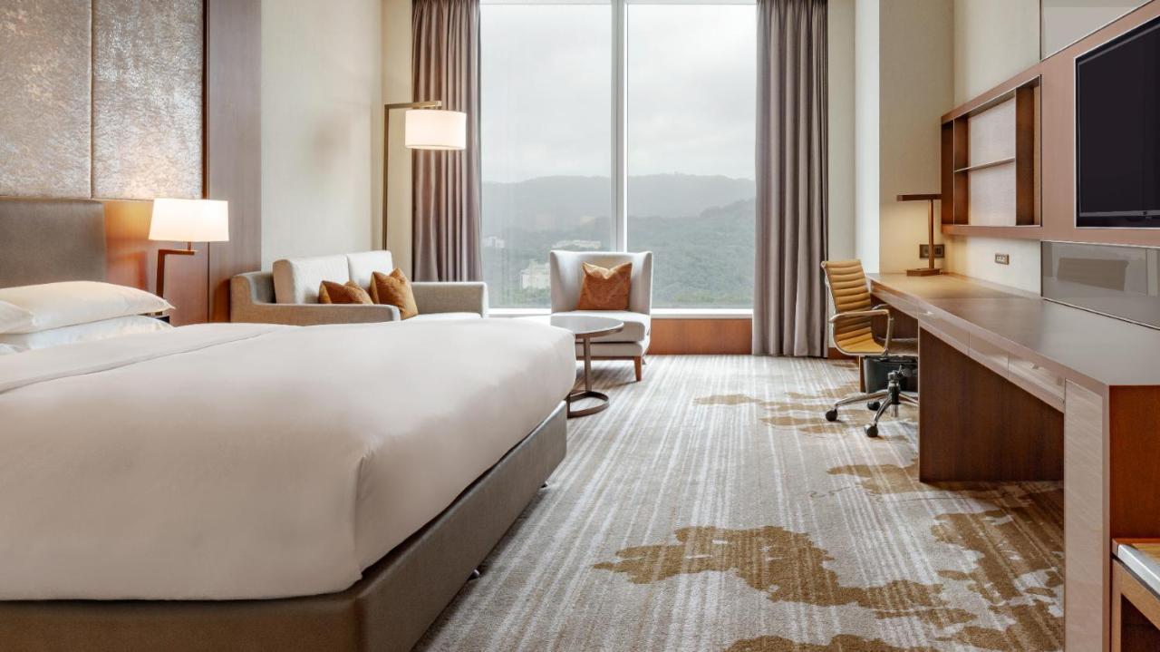Zimmer mit Kingsize-Bett und Bergblick