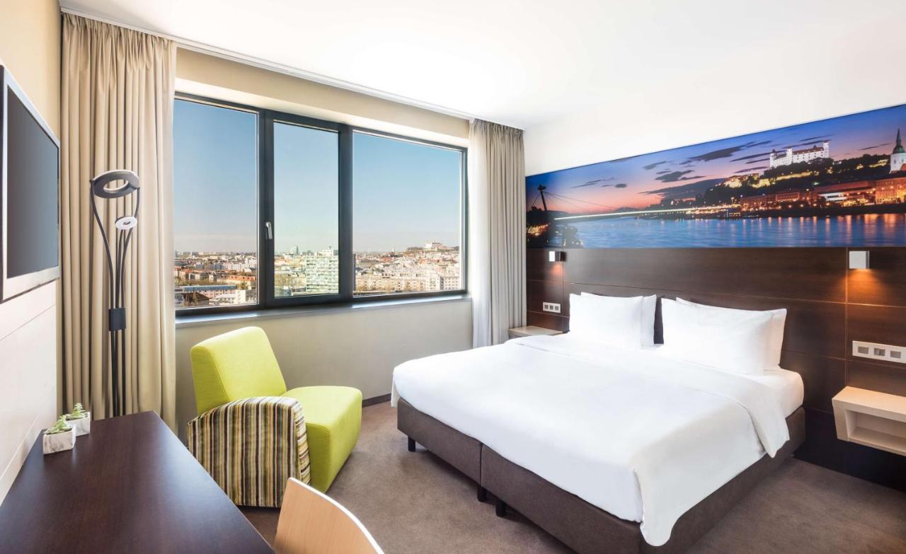 Zimmer mit Kingsize-Bett mit Schlossblick