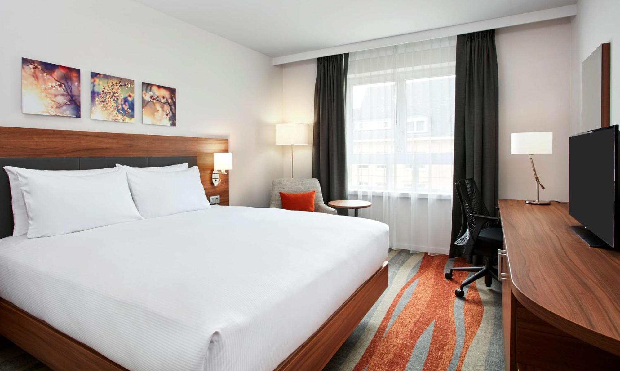 Zimmer mit Kingsize-Bett