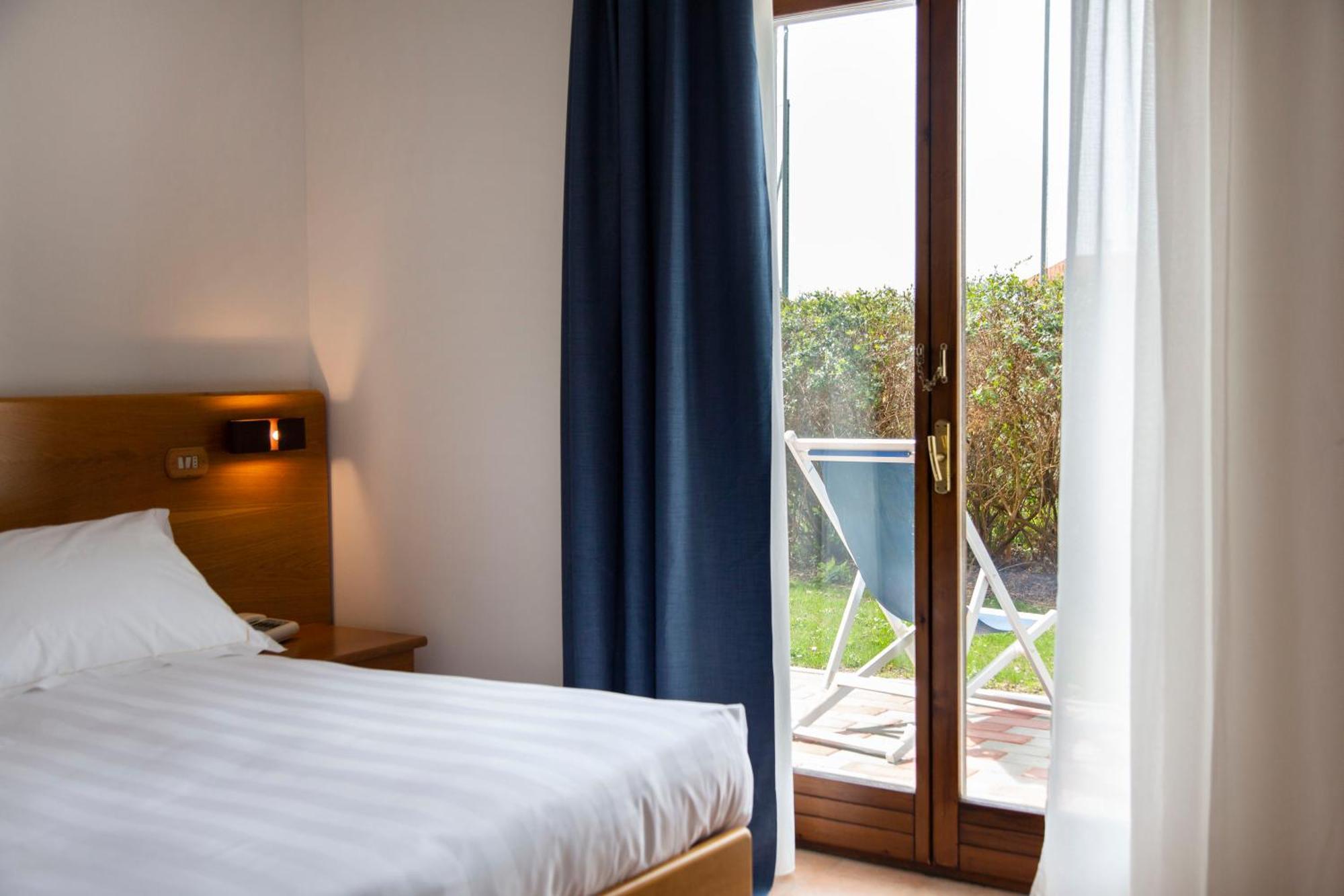 Doppel-/Zweibettzimmer mit Gartenblick
