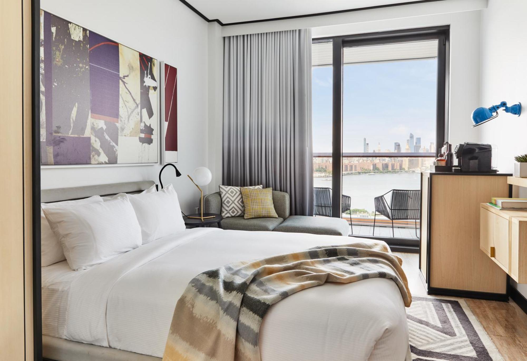 Zimmer Gotham mit Queensize-Bett und Balkon