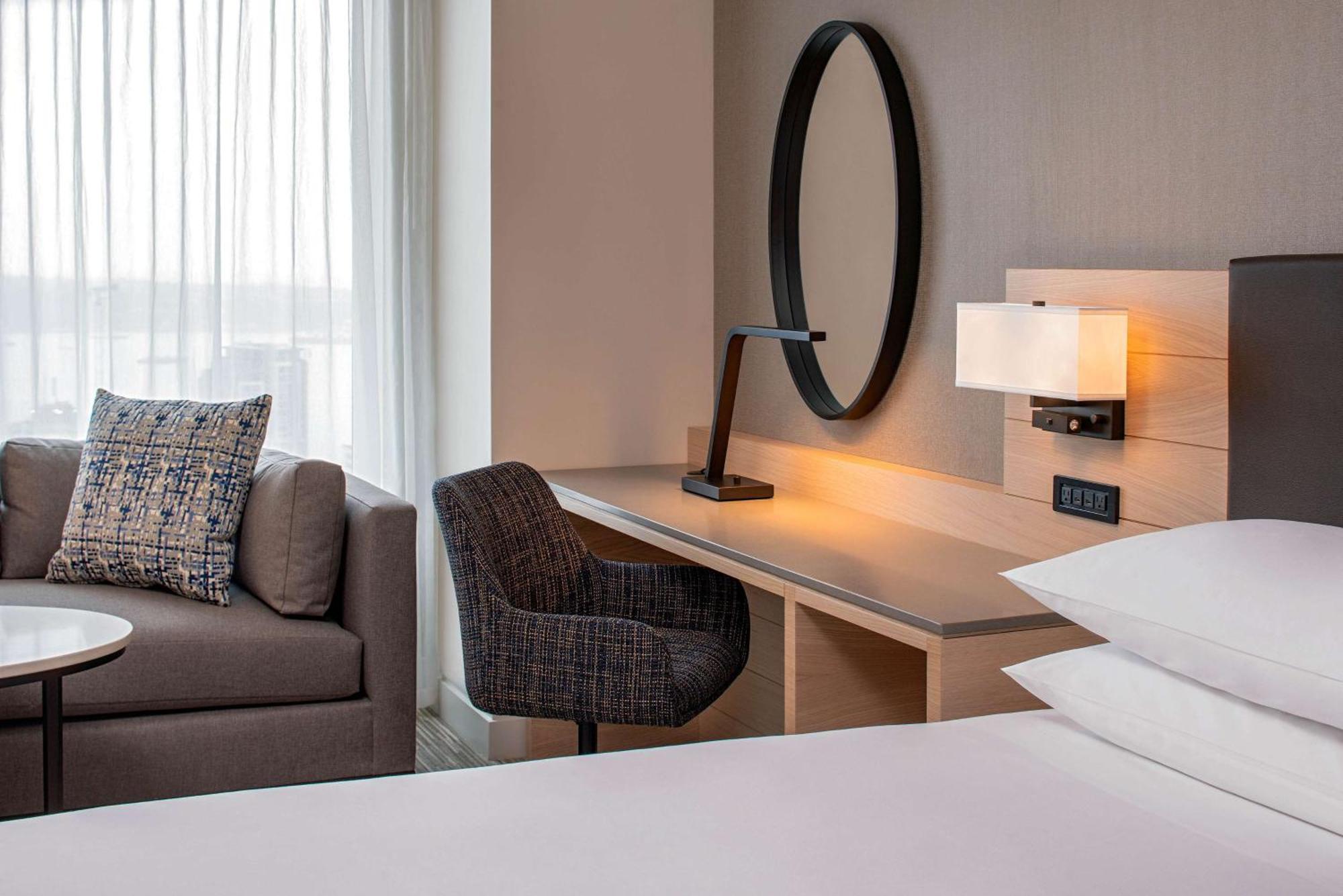 Zimmer mit Kingsize-Bett und Aussicht