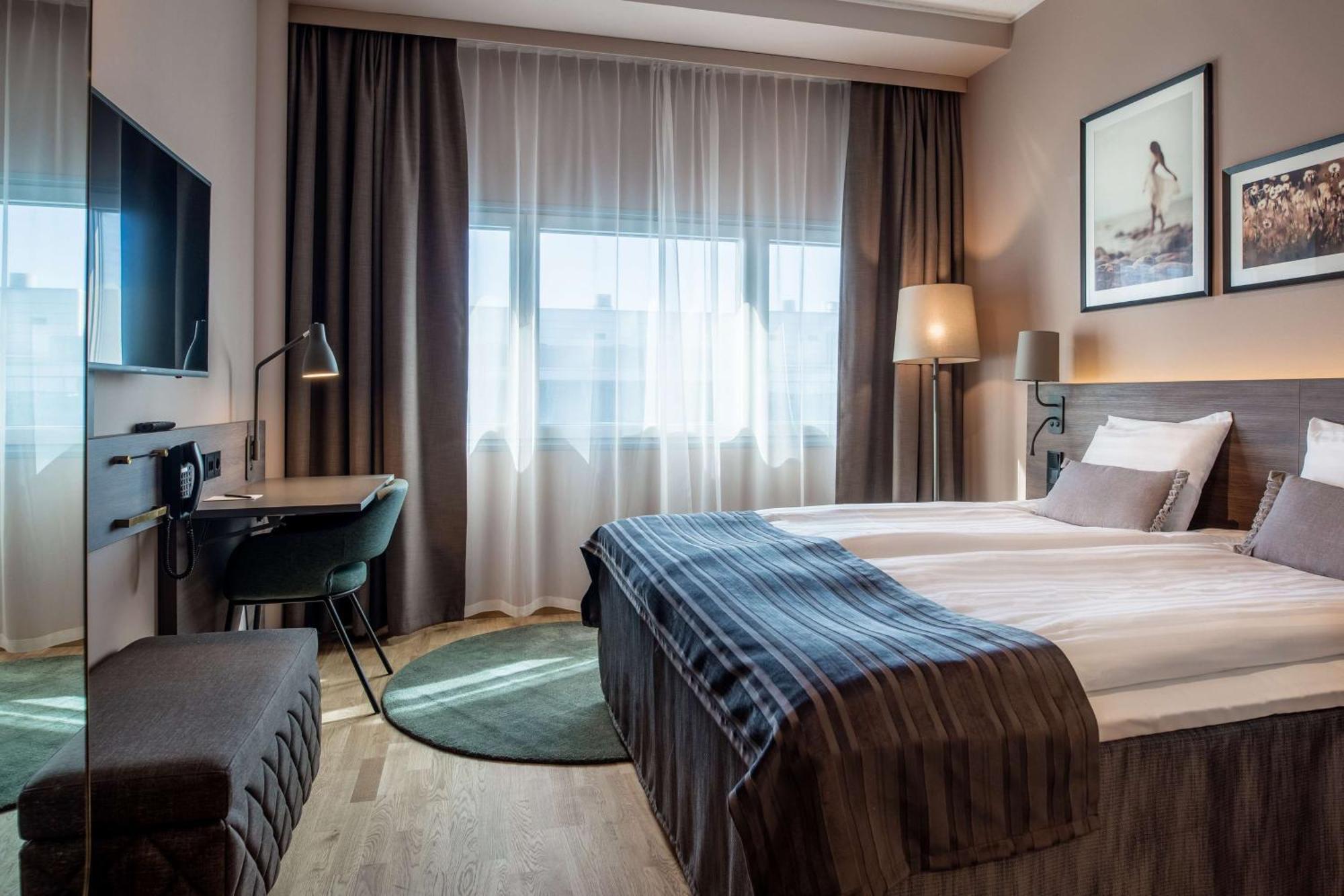 Zimmer mit Kingsize-Bett