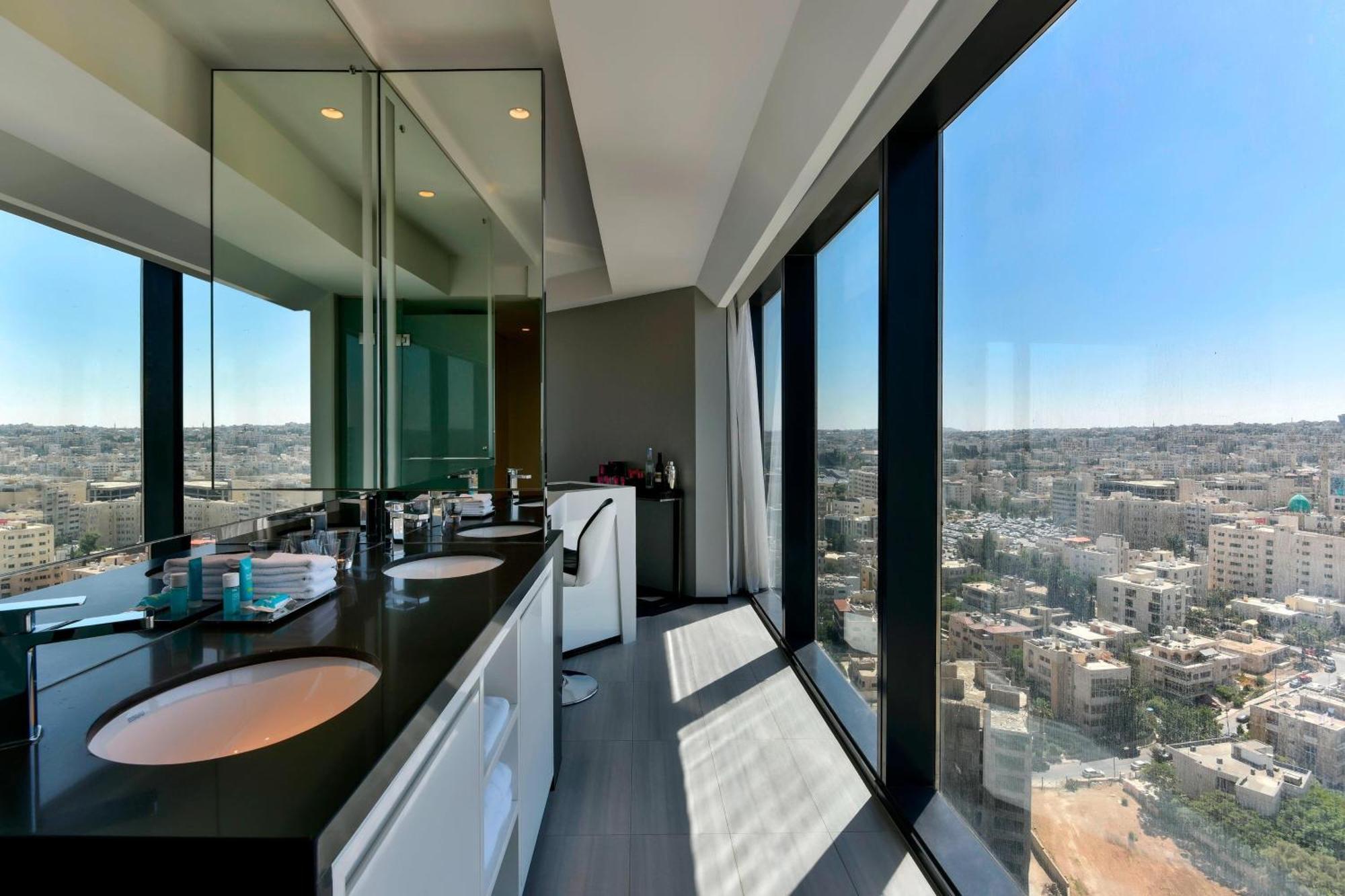 Premier Deluxe Guest Room, City View, 1 King Bed, Corner location