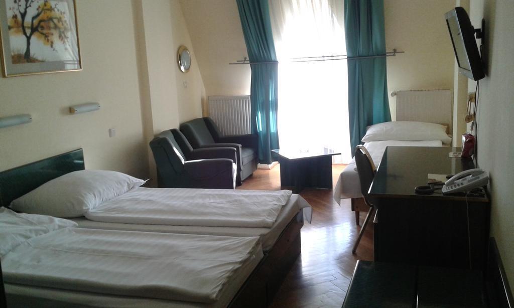 Dreibettzimmer mit Dusche