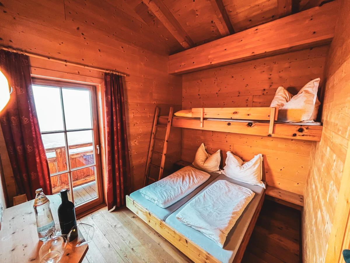 Dreibettzimmer mit Bergblick