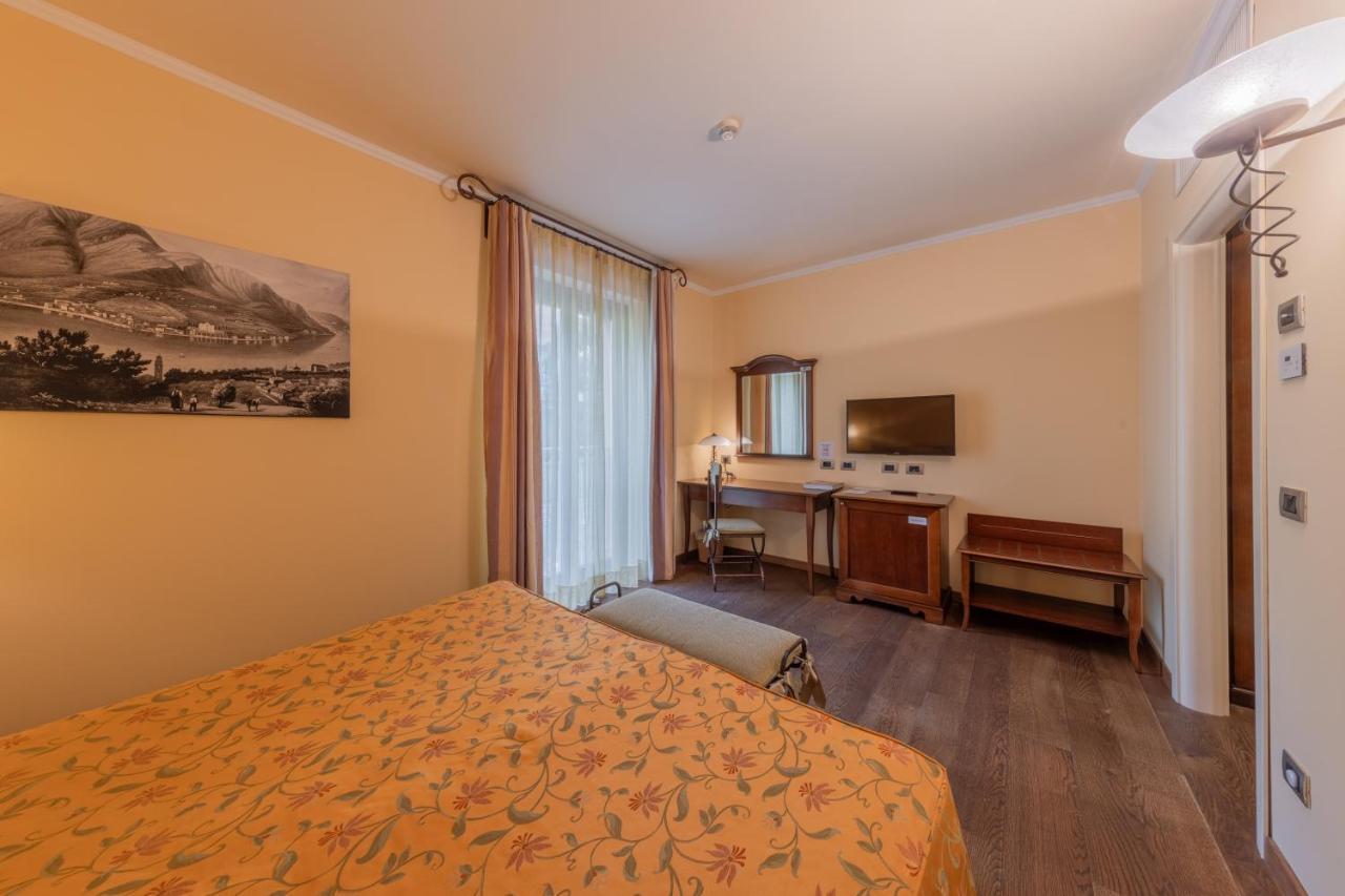 Doppel-/ Zweibettzimmer mit Straßenblick