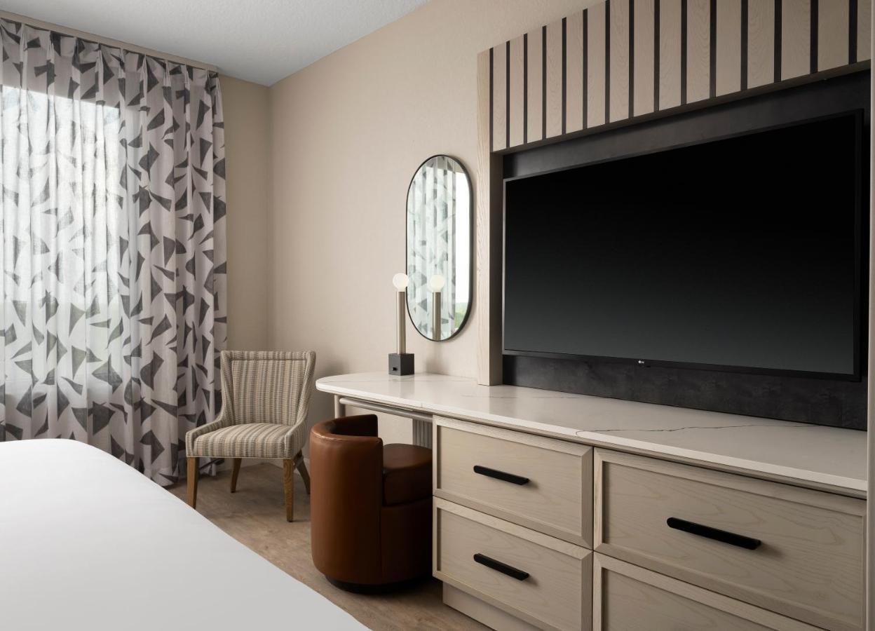 Suite mit Queensize-Doppelbett und Poolblick