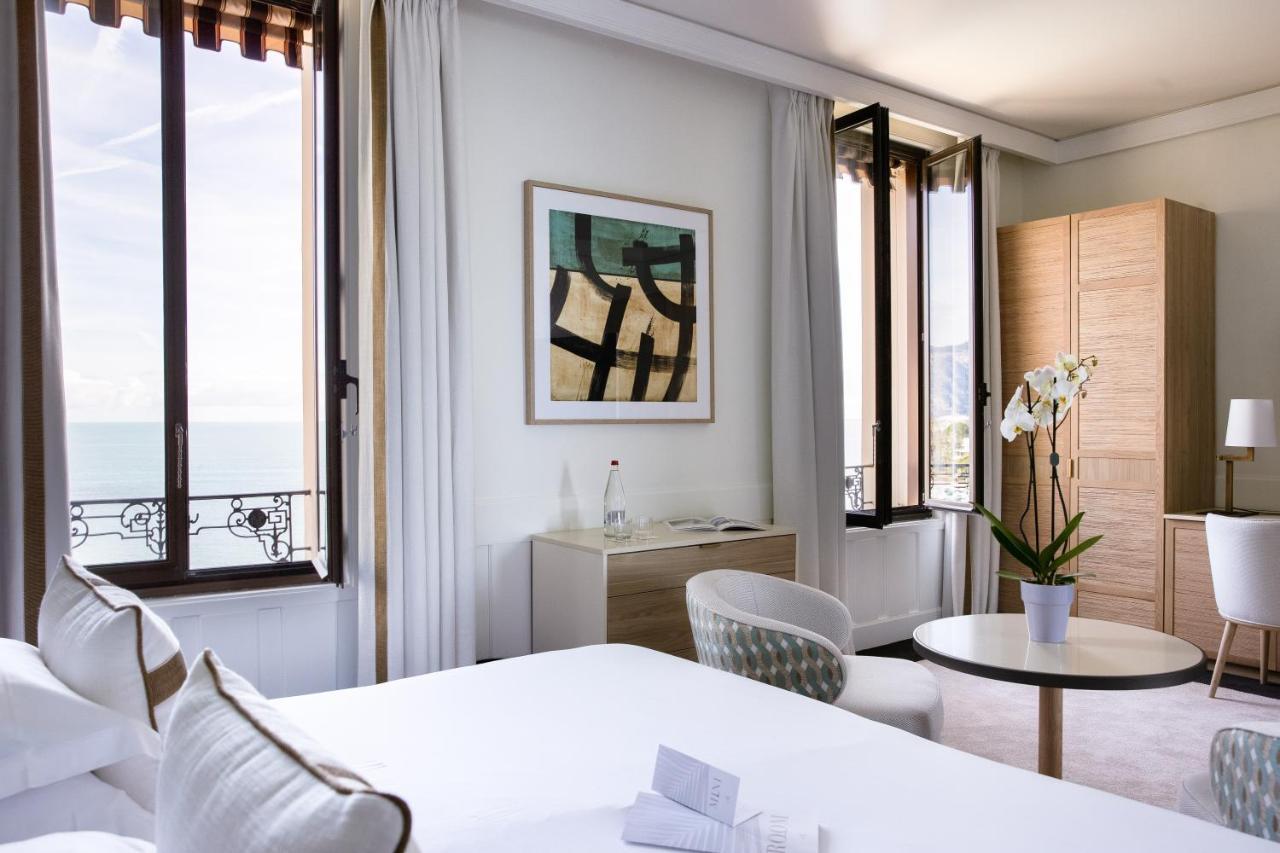 Zimmer mit Kingsize-Bett und Meerblick