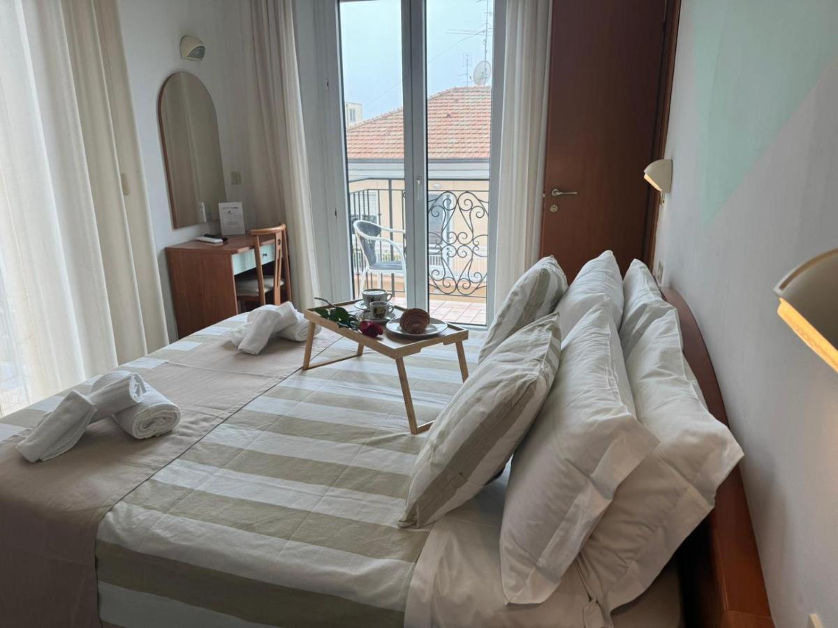 Doppel-/Zweibettzimmer mit Balkon