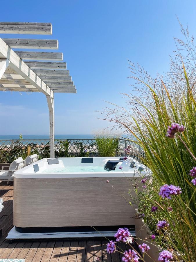 Junior Suite mit Meerblick und Whirlpool im Freien