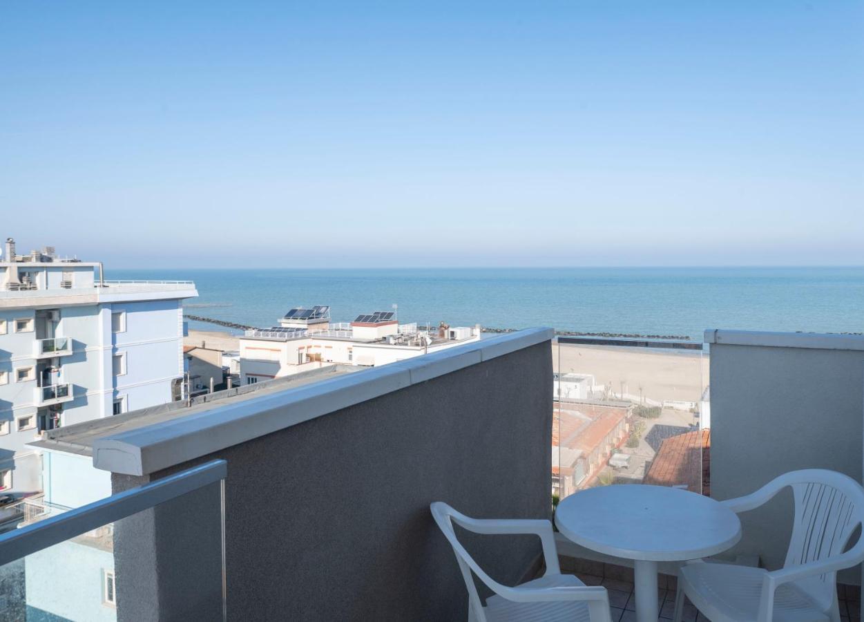 Standard Dreibettzimmer mit Meerblick