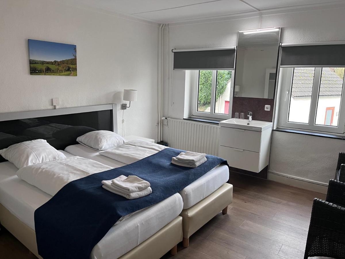Basic Zimmer mit Gemeinschaftsbad (1-2 Erwachsene)