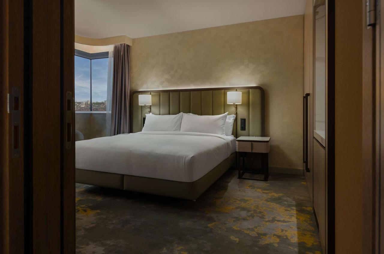 Zimmer mit Kingsize-Bett und rollstuhlgerechter Dusche - barrierefrei