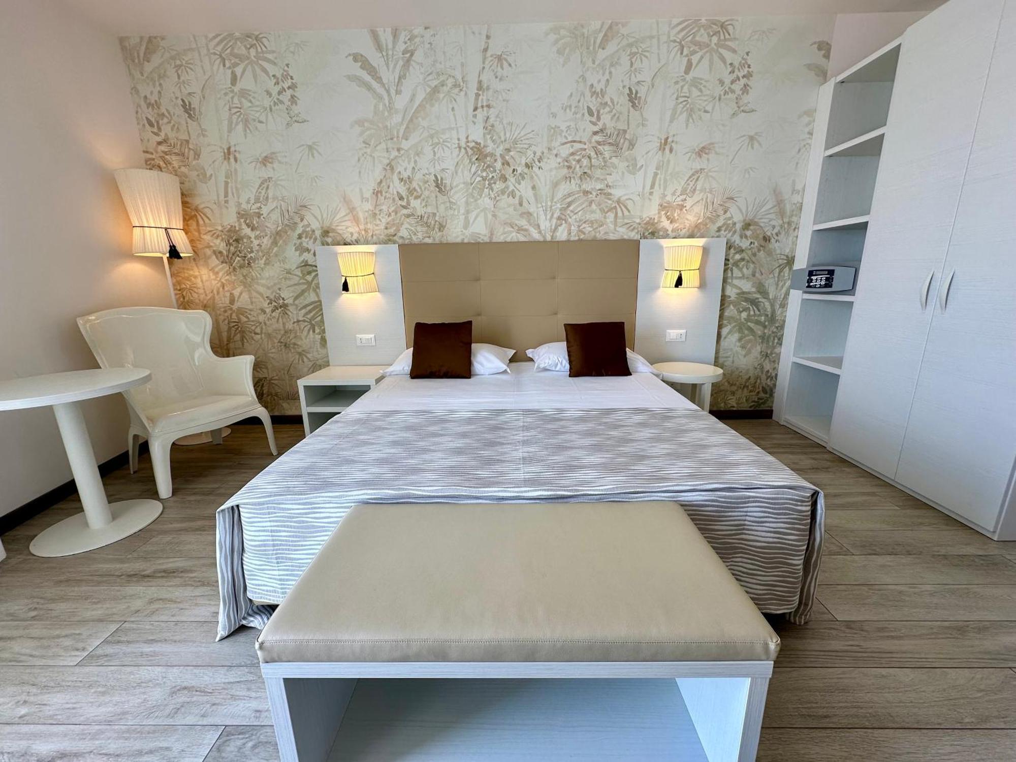 Deluxe Vierbettzimmer mit Terrasse und seitlichem Meerblick