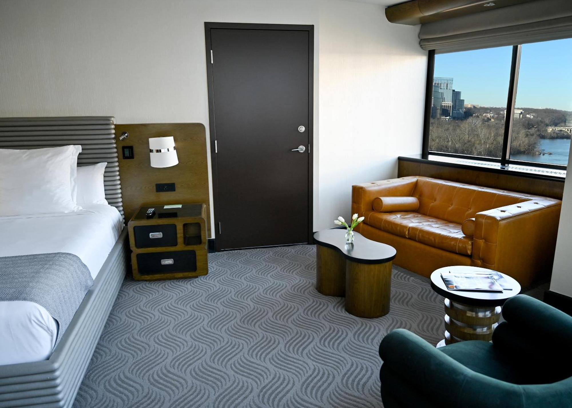 Premier Zimmer mit Kingsize-Bett und Flussblick