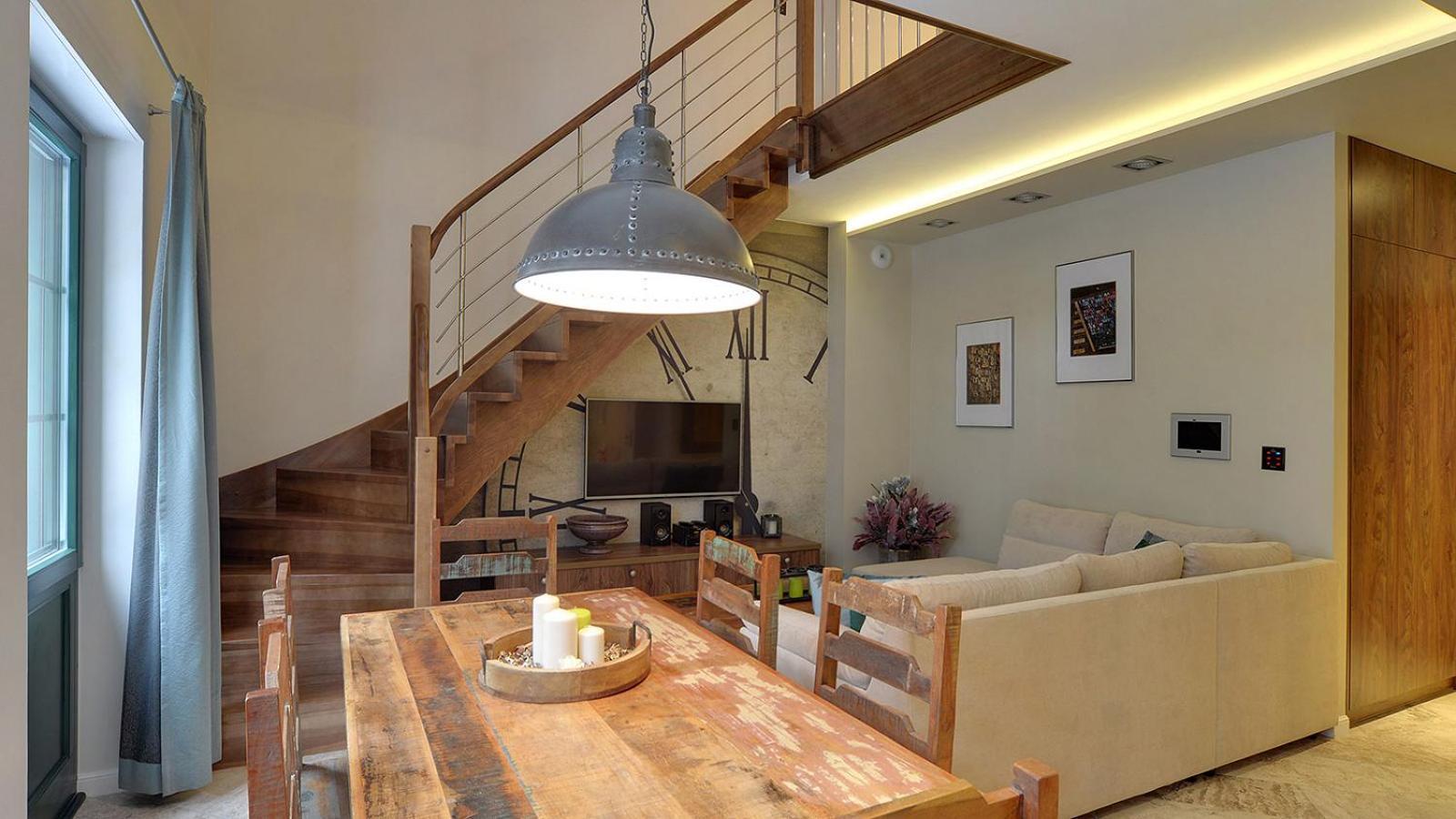 Prestige Loft-Ferienwohnung mit Wohnzimmer, zwei Schlafzimmern, Balkon und Zwischengeschoss