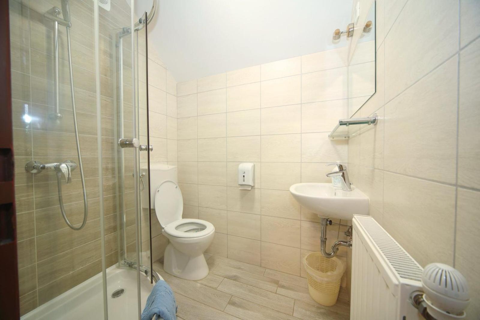 Dreibettzimmer mit Bad