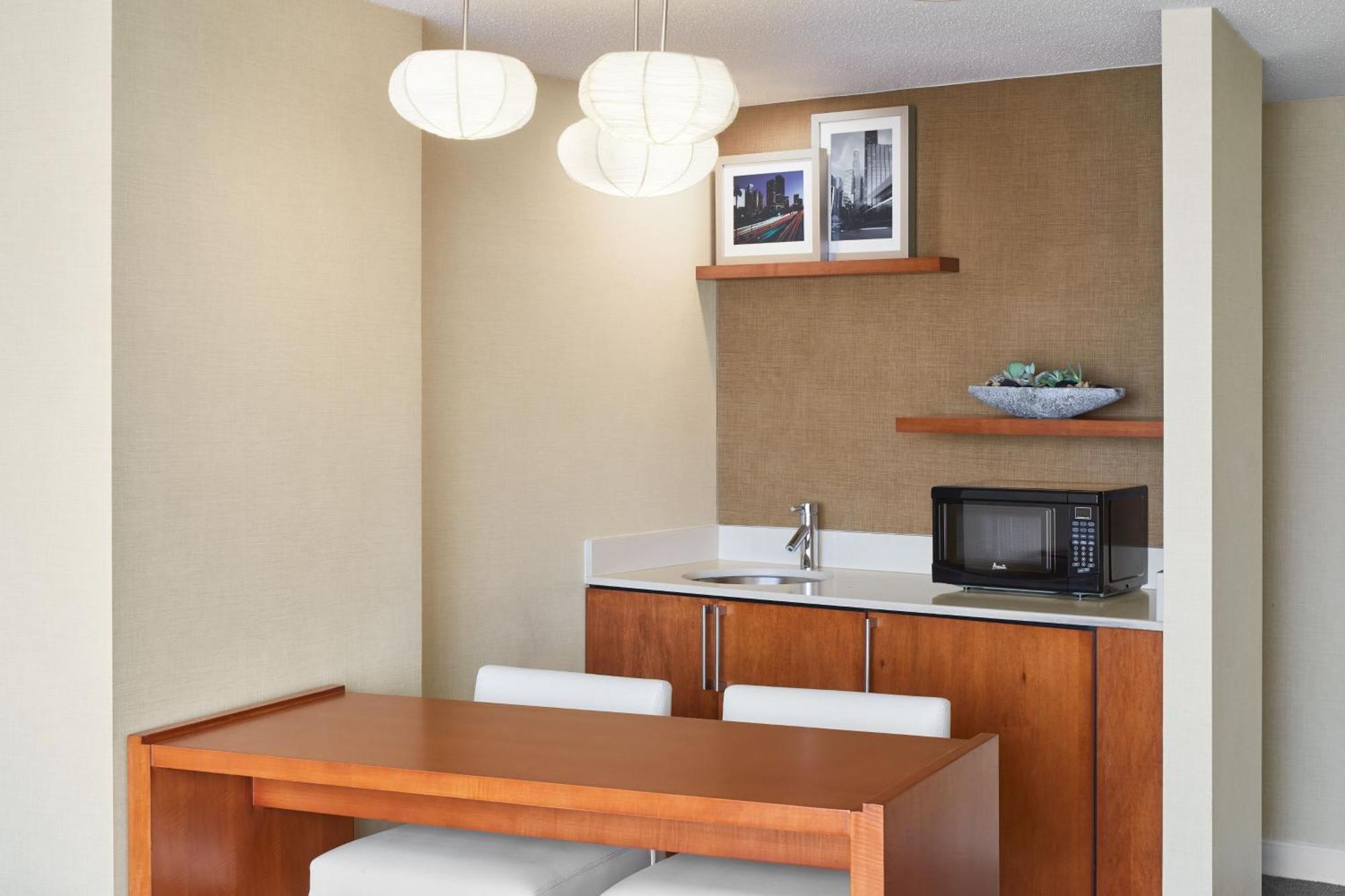 Suite Redondo mit 1 Schlafzimmer, 1 Kingsize-Bett, Schlafsofa und Stadtblick