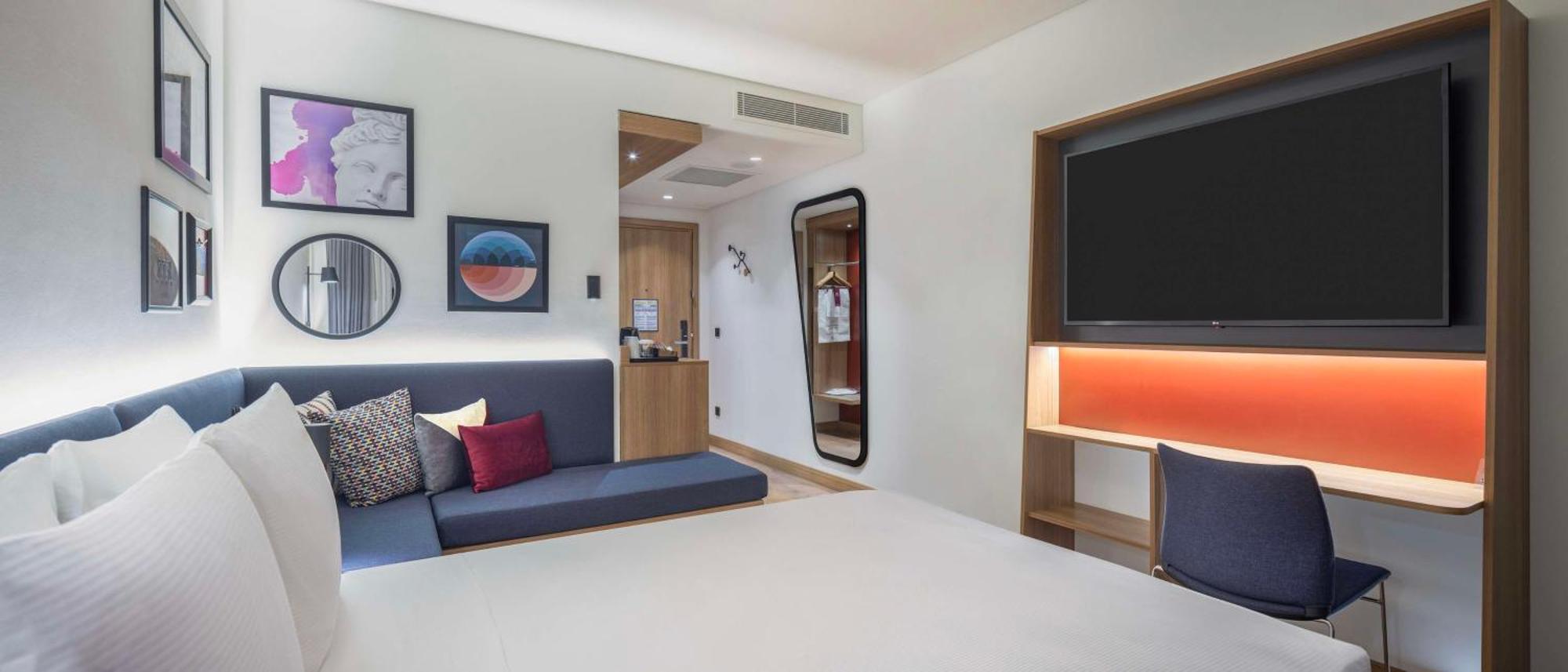 Zimmer mit Queensize-Bett und Schlafsofa