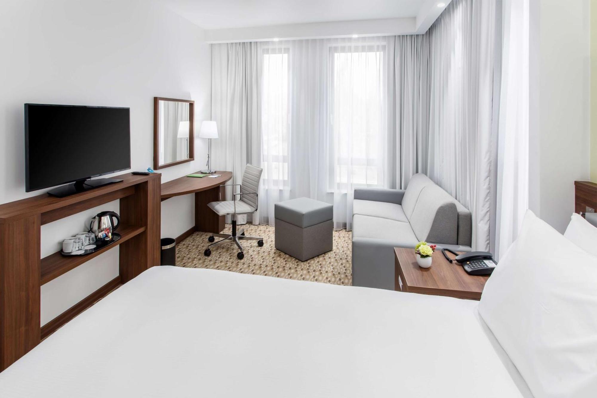 Zimmer mit Queensize-Bett und Schlafsofa
