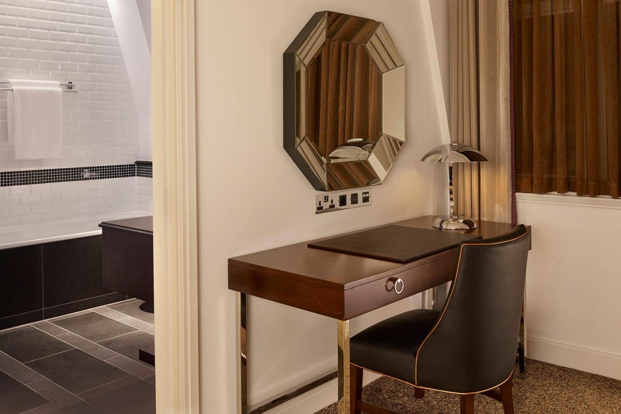 Suite mit 1 Schlafzimmer, Kingsize-Bett, Parkblick und Zugang zur Club Lounge