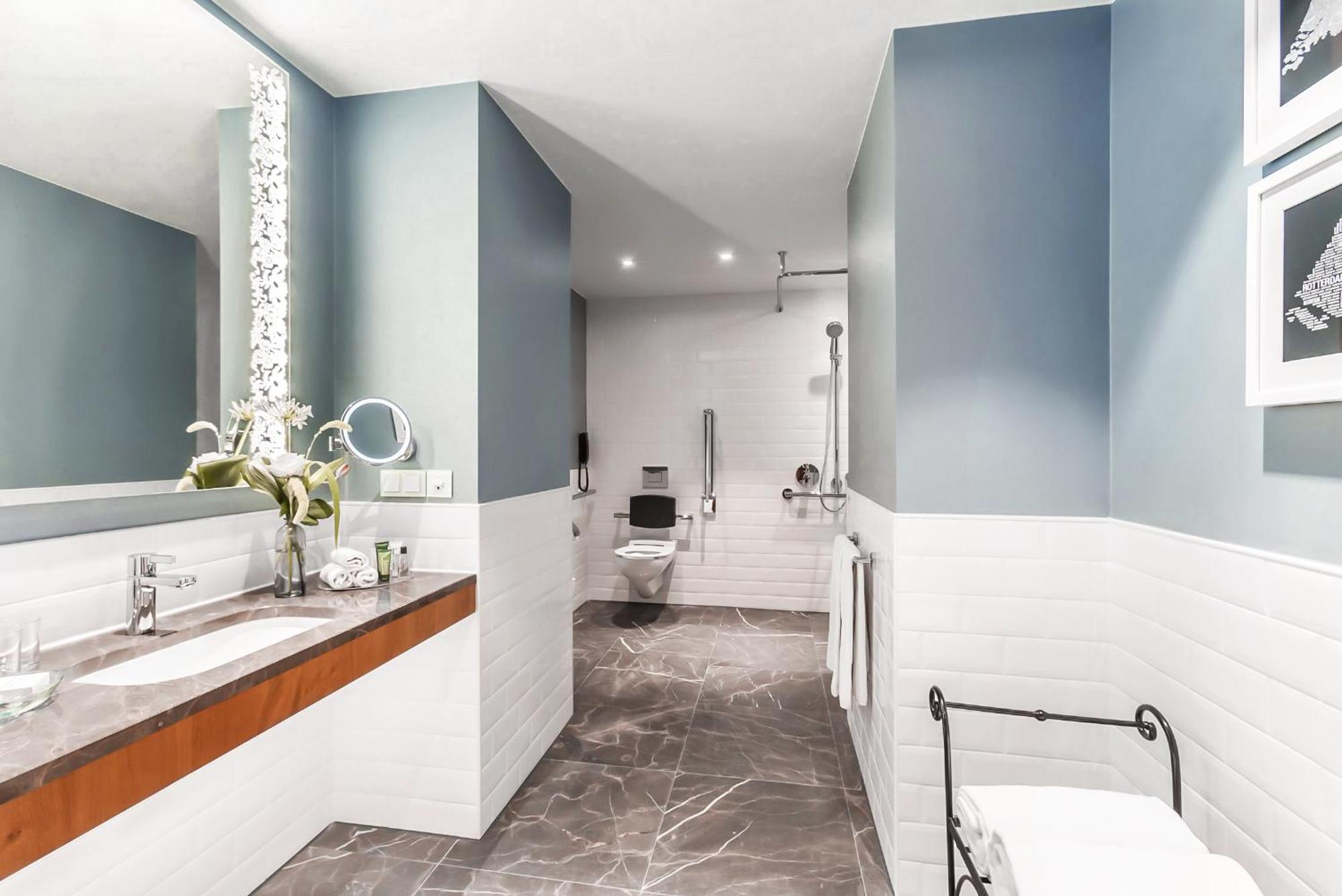 Doppelzimmer mit rollstuhlgerechter Dusche – barrierefrei