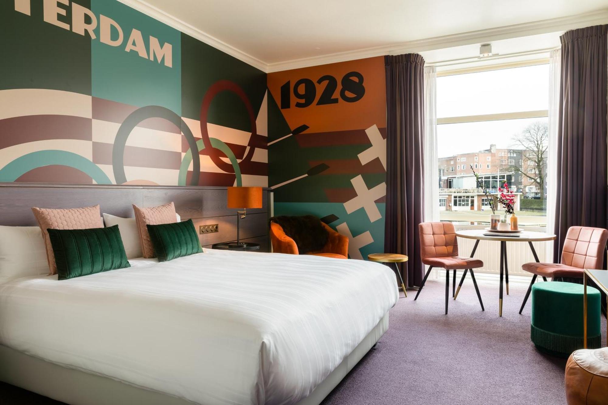 Deluxe Zimmer mit Kingsize-Bett und Blick auf den Kanal