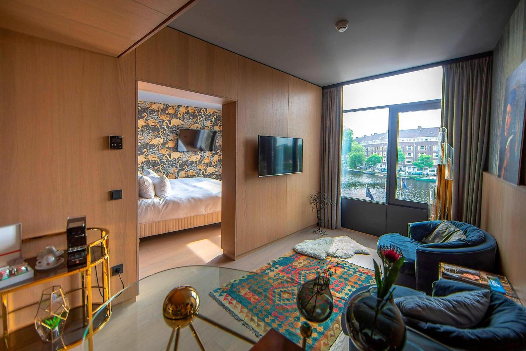 Design Suite mit Kingsize-Bett und Kanalblick