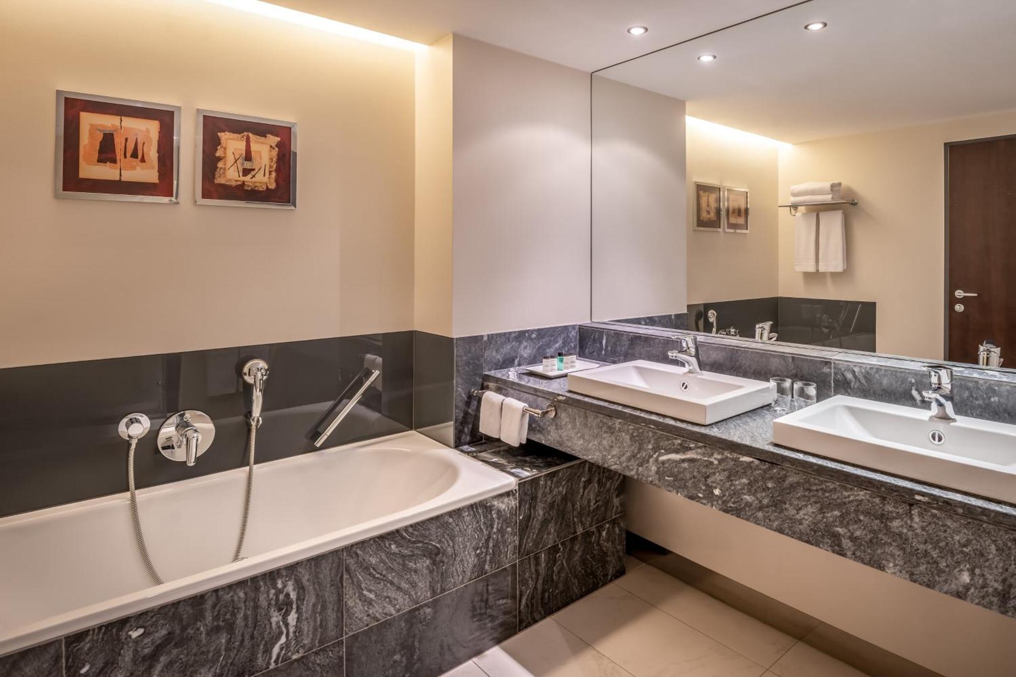 Sky-Suite mit Stadtblick und Zugang zur ETAGE7