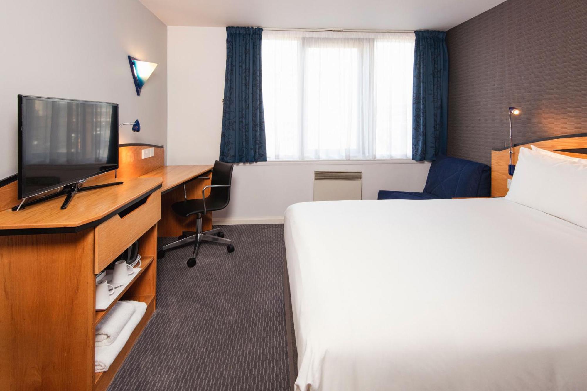 Standard Doppelzimmer mit Einzelschlafsofa – mit kostenlosem warmen Frühstück