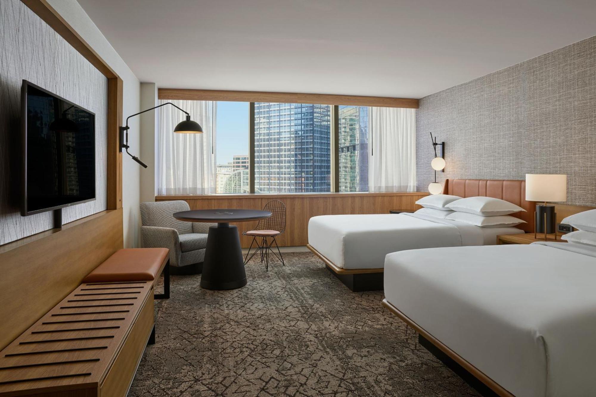 Deluxe Zimmer mit 2 Queensize-Betten und Stadtblick