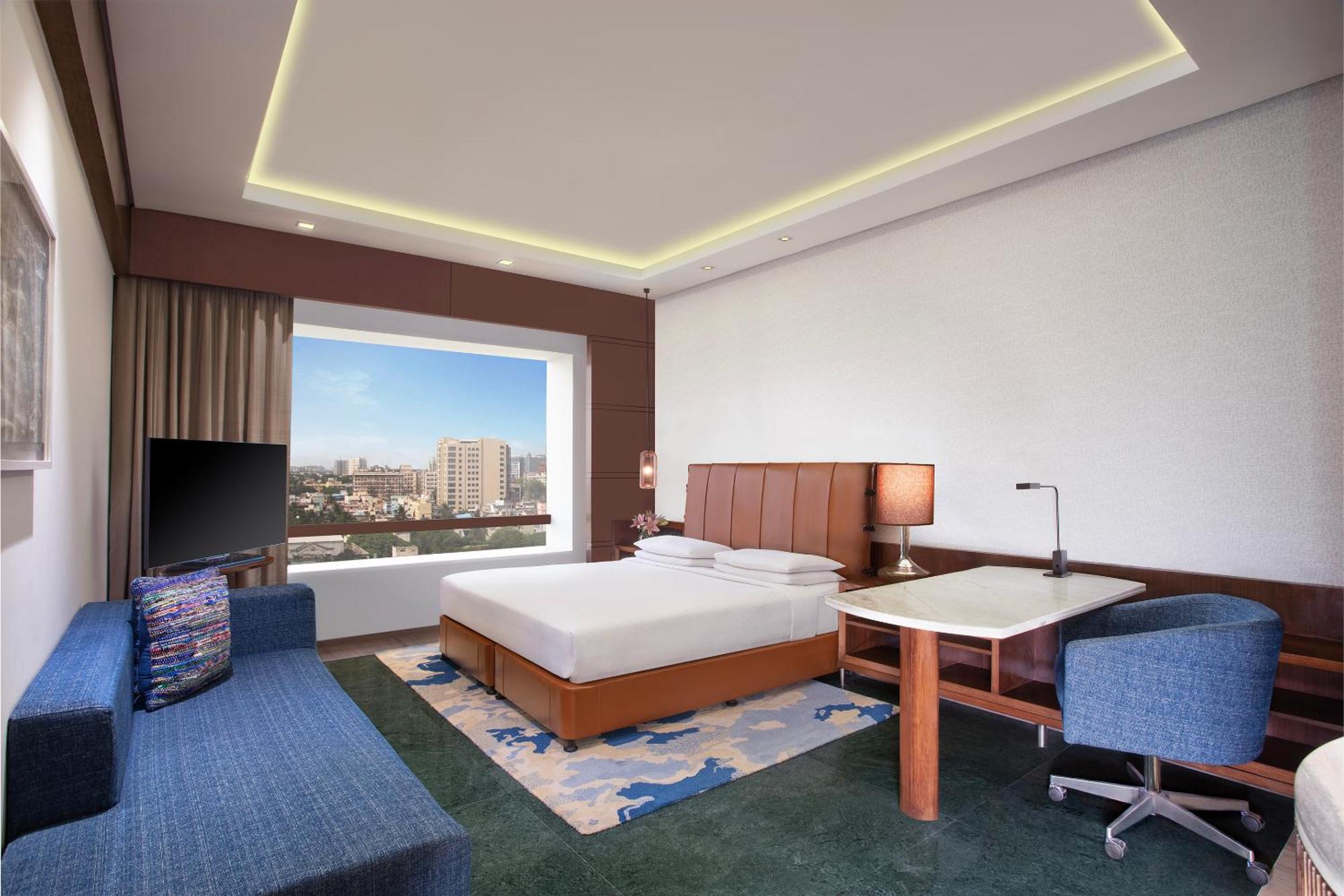 Zimmer mit Kingsize-Bett