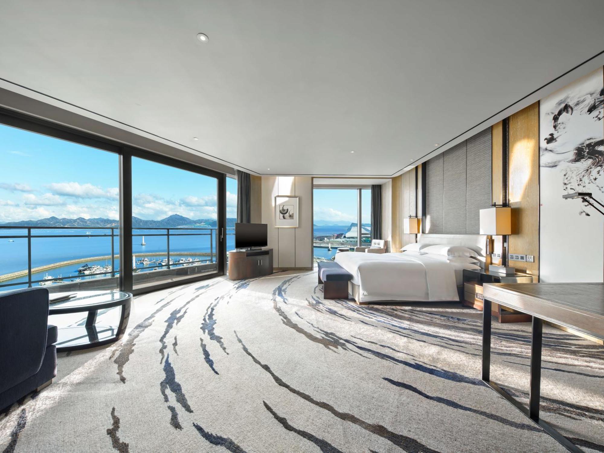 King Executive Corner W/Balcony WangHai Wing