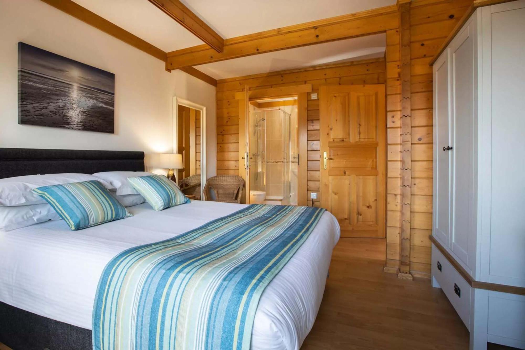 Scandinavian 3 Bedroom Hot Tub Lodge - Dog Friendly