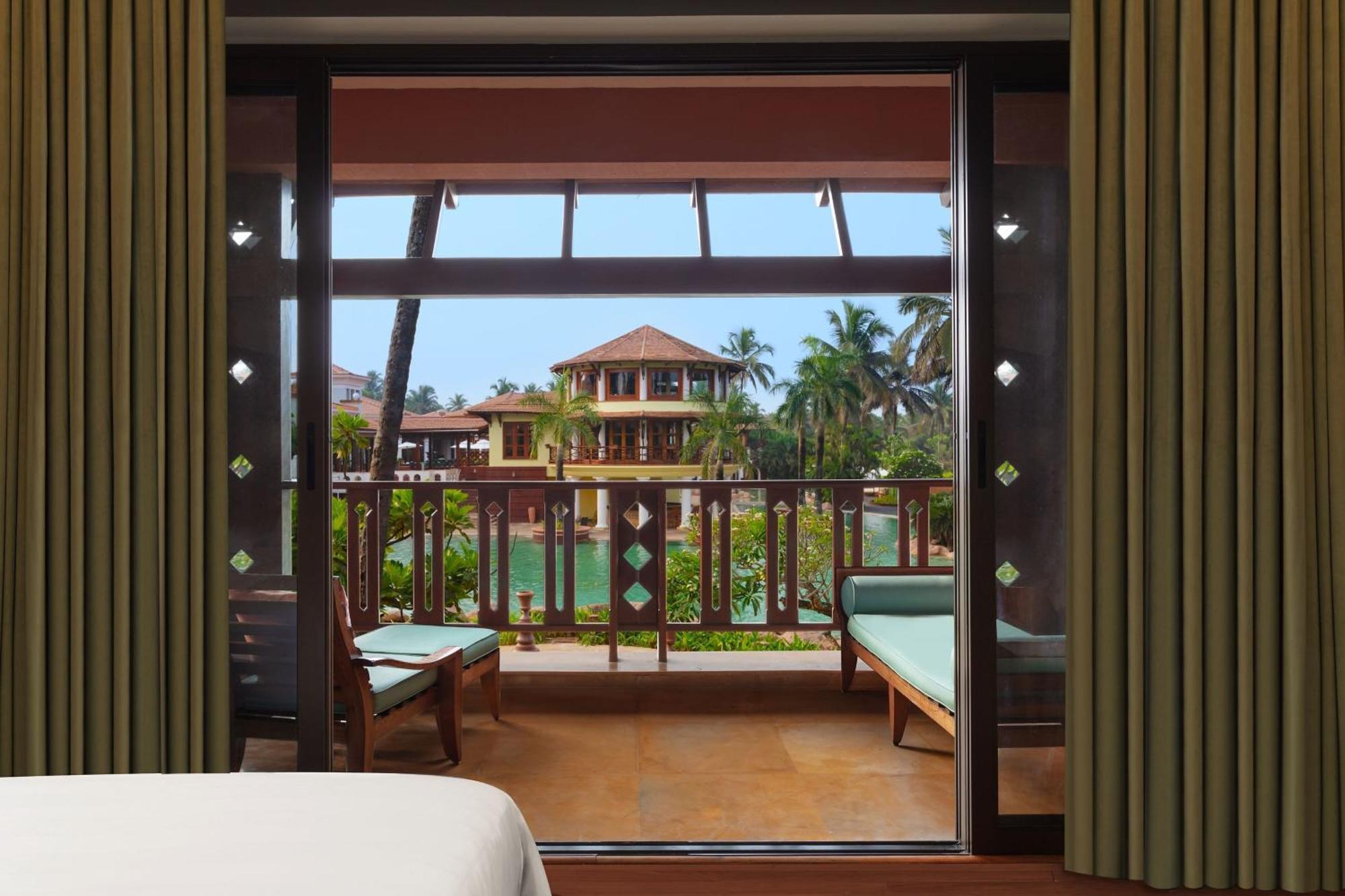 Zimmer mit Poolblick und 1 Kingsize-Bett oder 2 Einzelbetten