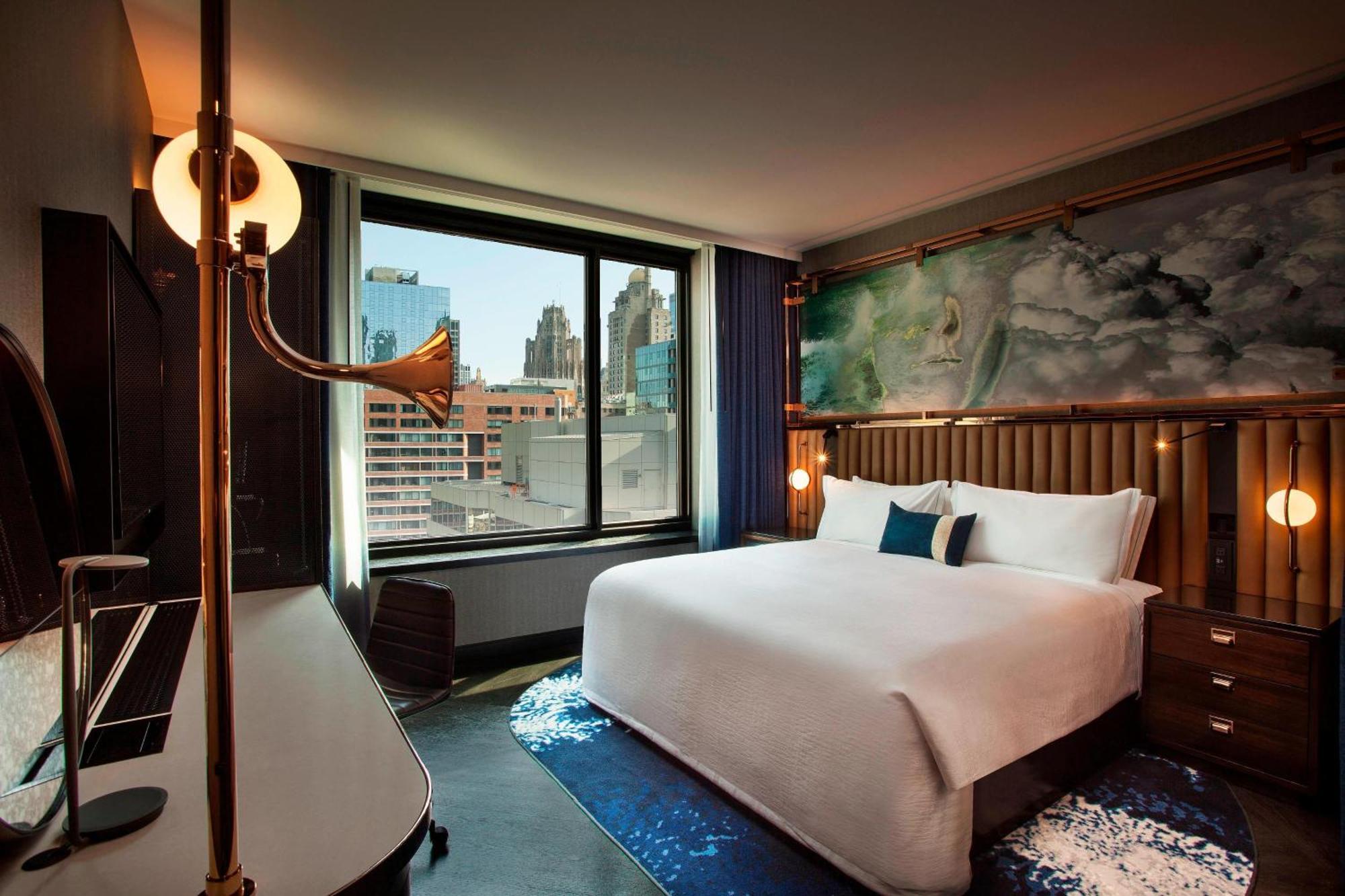Zimmer mit Kingsize-Bett und Stadtblick