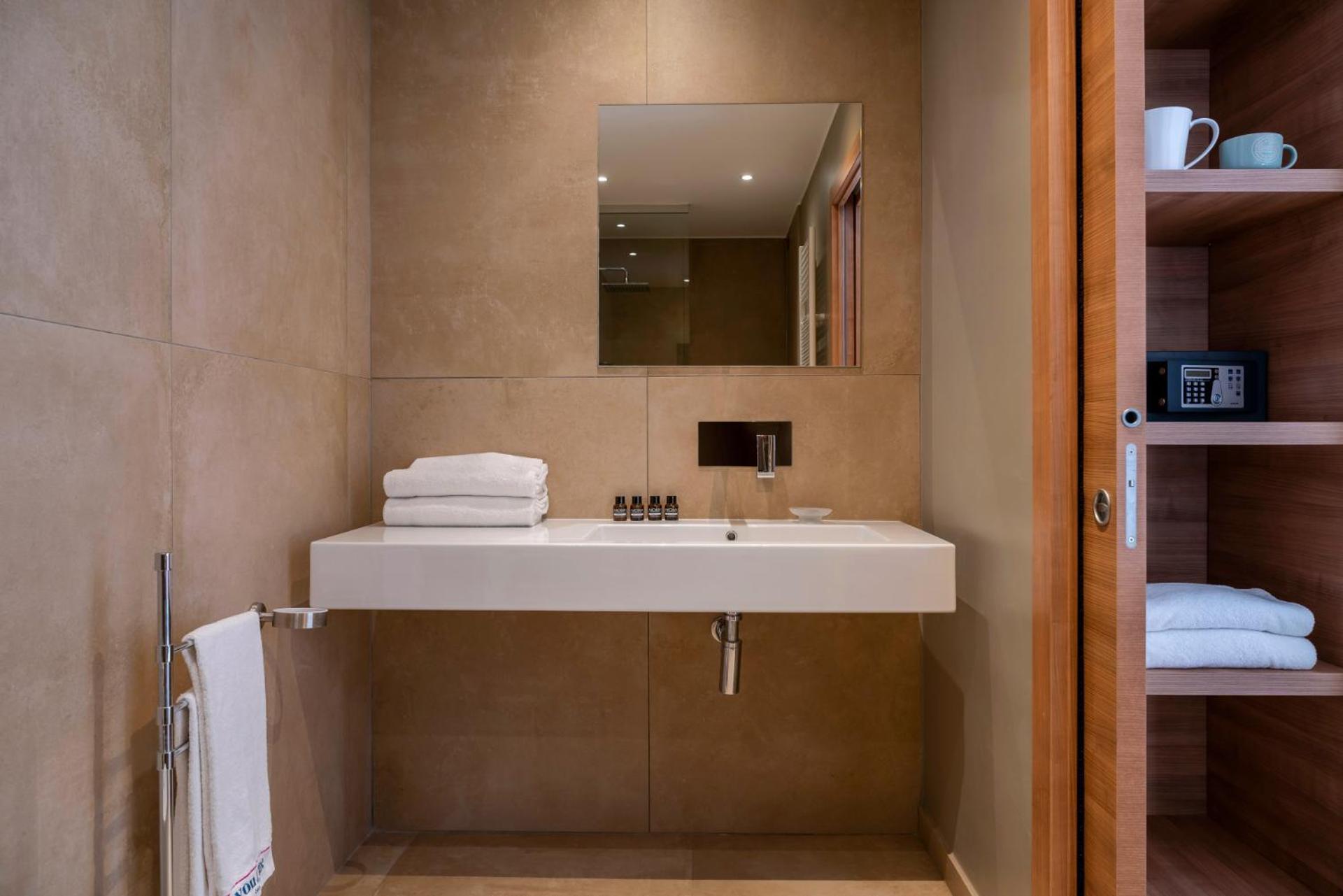 Junior Suite mit einem Whirlpool und teilweise Meerblick