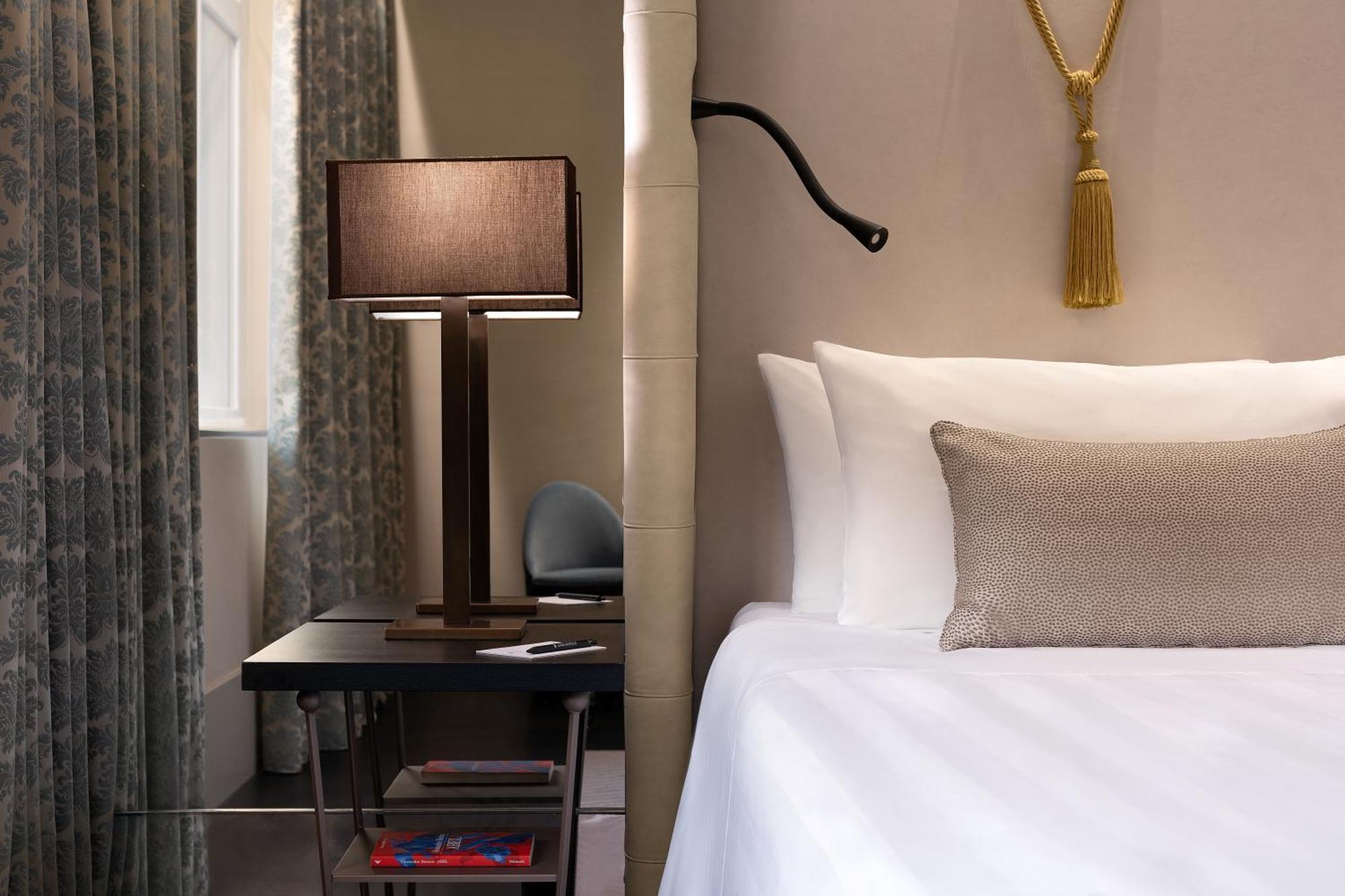 Junior Suite mit Kingsize-Bett und Stadtblick