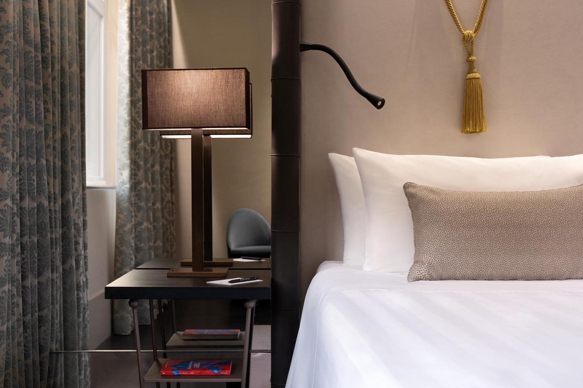 Signature Superior Zimmer mit Kingsize-Bett, Terrasse und Stadtblick