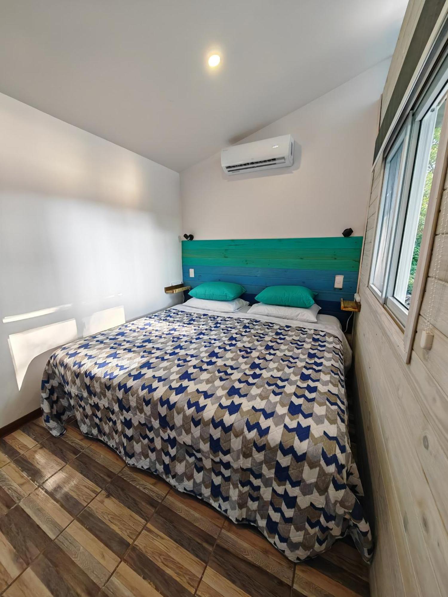 Zimmer mit Kingsize-Bett und Poolblick