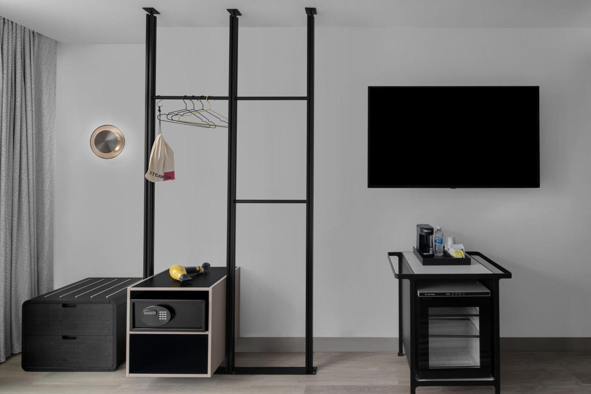 Zimmer mit 2 Queensize-Betten, rollstuhlgerechter Dusche und Blick auf den Innenhof – für hörgeschädigte Gäste und Gäste mit Mobilitätseinschränkungen geeignet