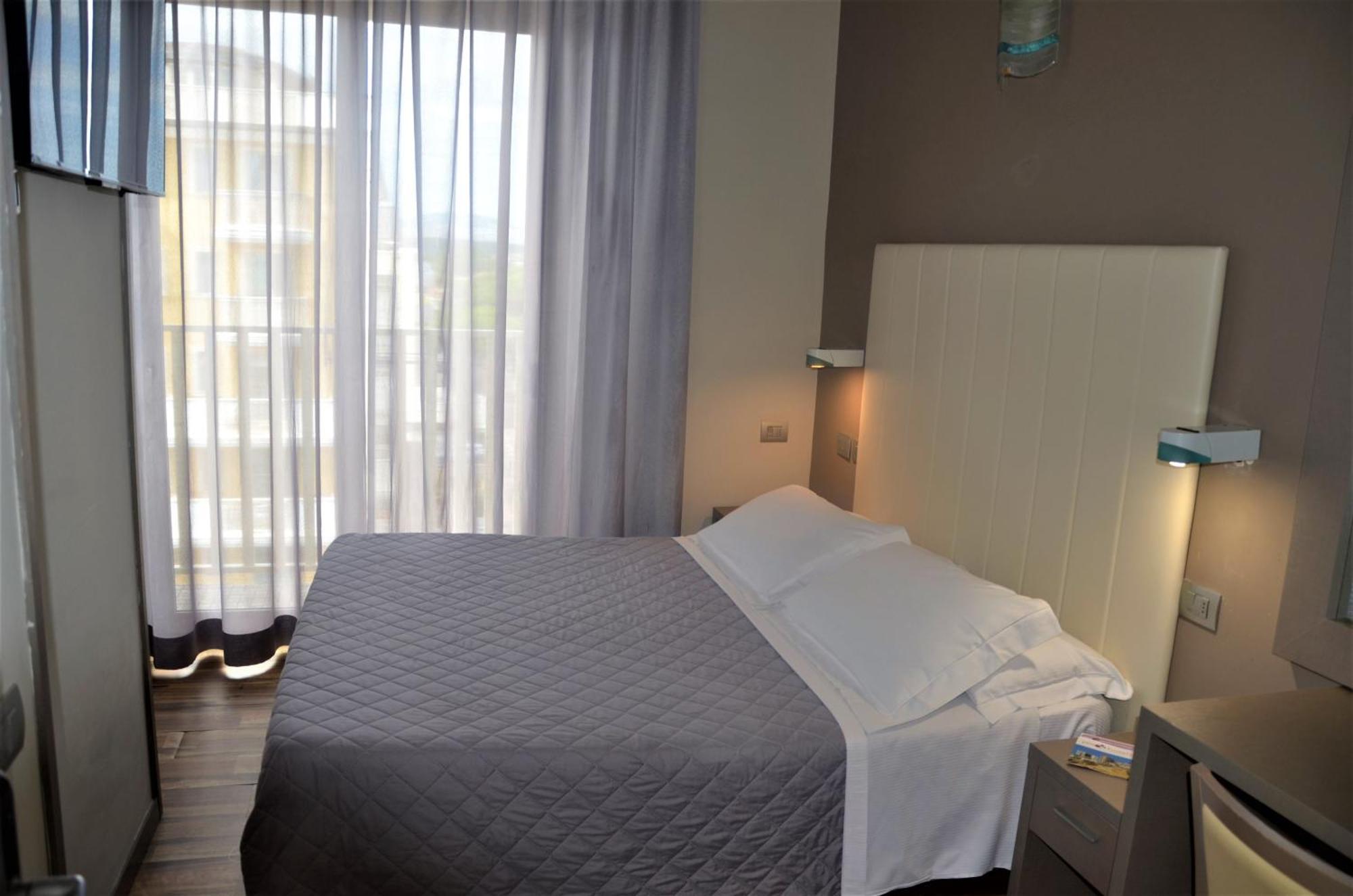 Kleines Economy Doppelzimmer mit Zugang zum Pool - Stadtseite
